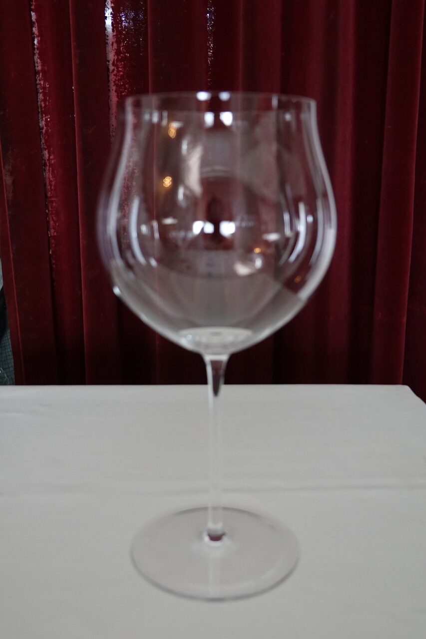 開いたチューリップのブルゴーニュグラス