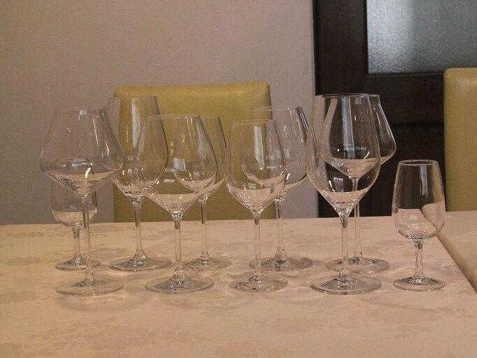 実験に使う5つのワイングラス