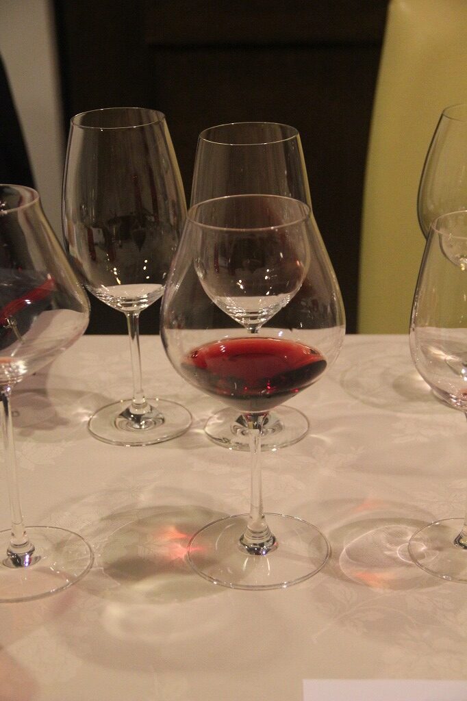 モンテリーに丸いブルゴーニュグラスはエレガントな合わせ方