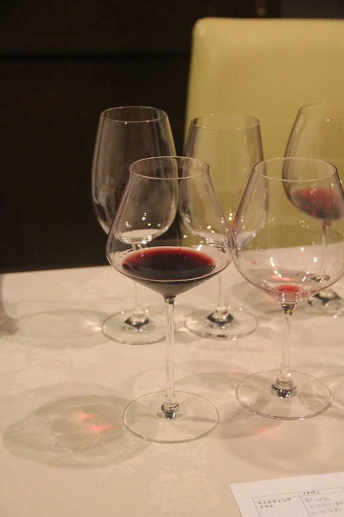 丸みあるボルドーグラスと角ばったボルドーグラス