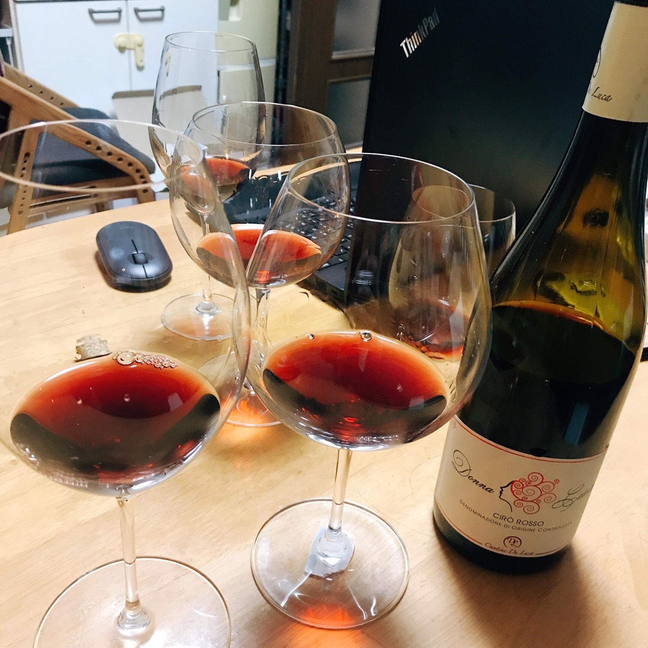 寺井ソムリエが自宅でワインとグラスの相性実験している写真