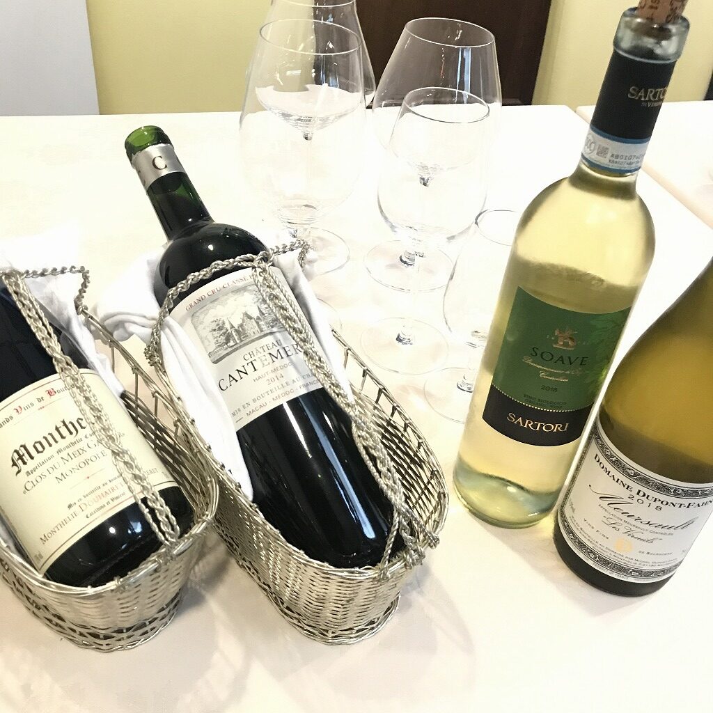 5つのワイングラスと4種のワイン